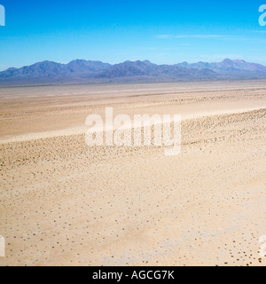 Vue aérienne de la Californie désert avec montagnes en arrière-plan Banque D'Images