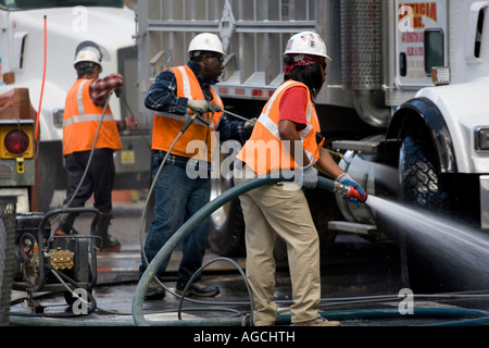 Les travailleurs de la construction de la tour de la liberté à laver la poussière et saleté de camions à leur sortie du site de Ground Zero. Banque D'Images