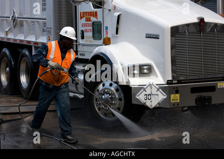 Les travailleurs de la construction de la tour de la liberté à laver la poussière et saleté de camions à leur sortie du site de Ground Zero. Banque D'Images