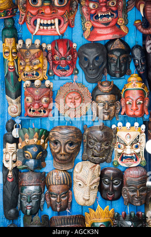 Masques sculptés en bois coloré sur une porte bleue. Katmandou, Népal Banque D'Images