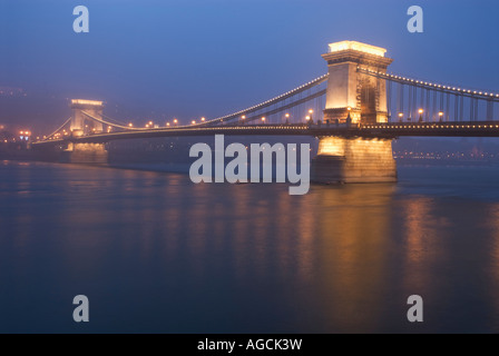 Pont à chaînes Széchenyi Danube traverse la nuit, Budapest, Hongrie Banque D'Images