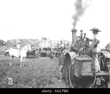 Machine à vapeur et les ouvriers circa 1915-1920 travaux agricoles Banque D'Images
