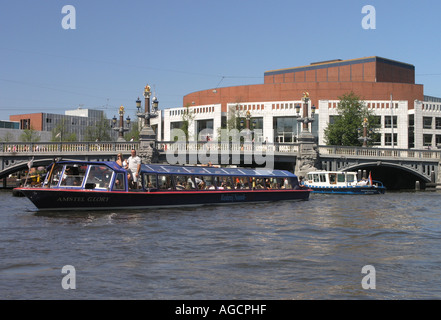 Excursion en bateau sur le canal près du théâtre de musique à Amsterdam Banque D'Images