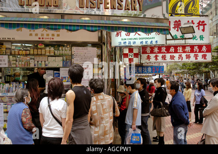 Masque de visage, SRAS, Hong Kong, les masques d'achat dans une pharmacie Banque D'Images