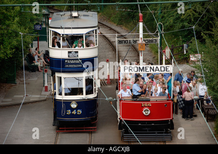 Les passagers qui attendent à bord de l'ancien tramway ouvert promenade à Crich Tramway Museum Banque D'Images