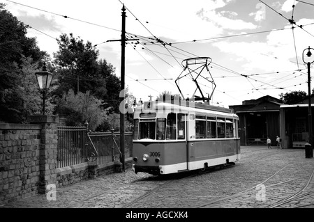 Un vieux tram vintage §stationné sur une rue pavée à Crich Tramway Museum Banque D'Images