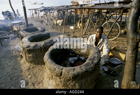 Afrique Malawi Monkey Bay Village et cuire sur la plage locale Banque D'Images