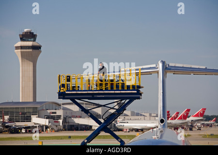 Detroit Michigan travail mécanique sur la queue d'un avion stationné à une porte à l'aéroport Detroit Metro Banque D'Images