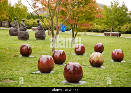 Sculpture en céramique émaillée pommes Gustav et Ulla Kraitz de Young Art Museum Golden Gate Park San Francisco Californie Banque D'Images