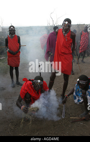 Des guerriers Masai Mara au Kenya, l'Afrique d'incendie Banque D'Images