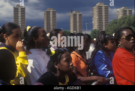 Les femelles noir attendre un spectacle musical d'effectuer à la Hackney Montrer négligé par tours, Londres, Royaume-Uni. Banque D'Images