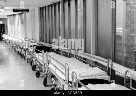 Lits de patients alignés dans un couloir de l'hôpital, l'Est de Londres, au Royaume-Uni. Banque D'Images