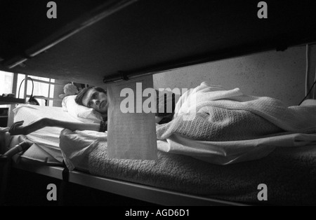 Un patient souffrant d'épuisement nerveux et moi (encephalomyettis myalgique) se trouve dans un lit d'hôpital, Londres, Royaume-Uni. Banque D'Images