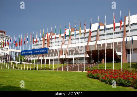 Bâtiment du Conseil de l'Europe et les drapeaux des États nations à Strasbourg, France. Banque D'Images