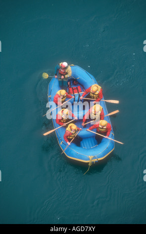 Un radeau avec les touristes sur la Shotover River près de Queenstown Otago ile sud Nouvelle Zelande Banque D'Images