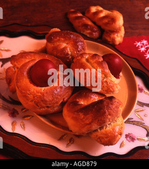 Grèce Tsoureki pain traditionnel de Pâques ou Tsourakakia Banque D'Images