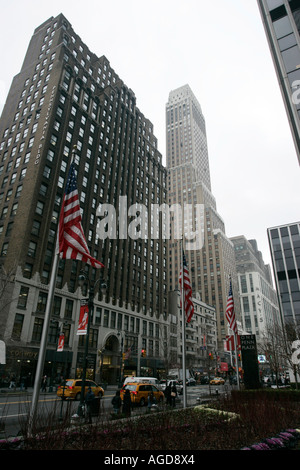 Avis de Pennsylvanie bldg nelson et tour des drapeaux américains sur la 34e rue à partir de 1 Penn Plaza new york city new york USA Banque D'Images