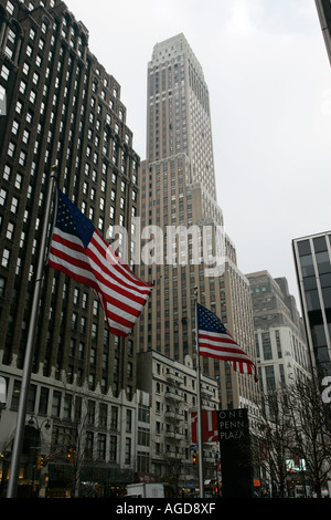 Avis de Pennsylvanie bldg nelson et tour des drapeaux américains sur la 34e rue à partir de 1 Penn Plaza new york city new york USA Banque D'Images