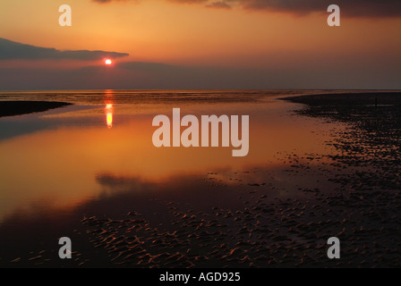 Coucher de soleil sur Tal y bont beach North Wales UK Banque D'Images