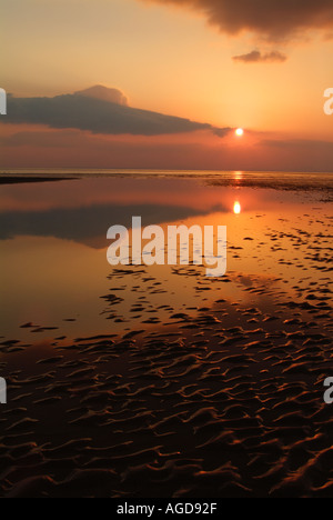 Coucher de soleil sur Tal y bont beach North Wales UK Banque D'Images