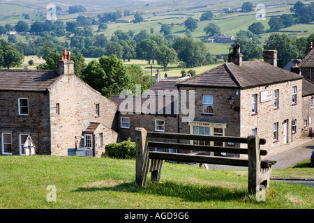 Banc de parc surplombant Swaledale dans Reeth Yorkshire Dales National Park en Angleterre Banque D'Images