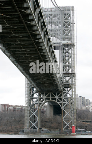 Phare rouge sous le pont George Washington Hudson River new york city new york USA Banque D'Images