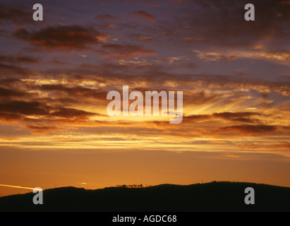 La vallée de Kilmartin dh KILMARTIN ARGYLL Coucher du soleil orange gris rose orange ciel nuages nuit panoramique collines campagne uk Banque D'Images