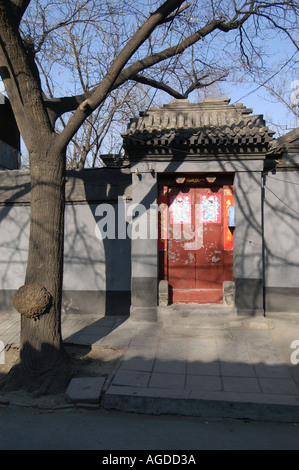 L'entrée classique porte d'une cour traditionnelle maison dans un hutong de Beijing Chine Banque D'Images