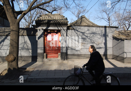 L'entrée classique porte d'une cour traditionnelle maison dans un hutong de Beijing en Chine Banque D'Images