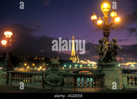 France Paris la Tour Eiffel est vue du Pont Alexandre Bridge at night Banque D'Images