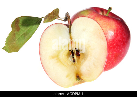 Pomme Rouge avec feuille isolé sur fond blanc Banque D'Images