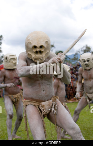 Mudmen lors de l'Assemblée chanter chanter dans les hautes terres de la Papouasie-Nouvelle-Guinée à Goroka Banque D'Images