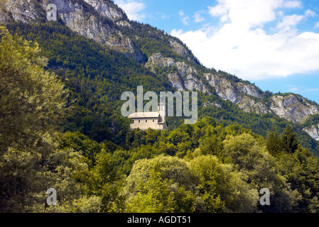 Une petite chapelle sur une colline près de Le Jotty en Haute Savoie de la France Banque D'Images