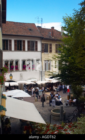 Des cafés en plein air sur la place des eflecheres dans la vieille ville d'Annecy France Banque D'Images