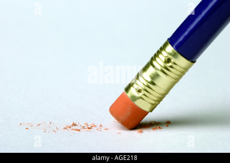 Gomme à l'extrémité d'un gommage crayon sur une feuille de papier blanc Banque D'Images
