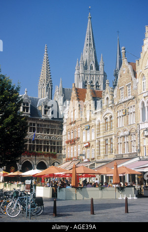 Grote Markt Cloth Hall Ypres Ypres Beffroi Belgique West Vlaanderen Banque D'Images