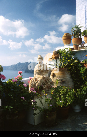 Jardin sur un balcon chambre privée à Oia,donnant sur la caldeira de Santorin .Grèce Banque D'Images