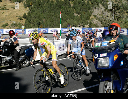 Les cyclistes professionnels du peleton dans la région de Vuelta de España en montant à la station de ski en Andorre Banque D'Images