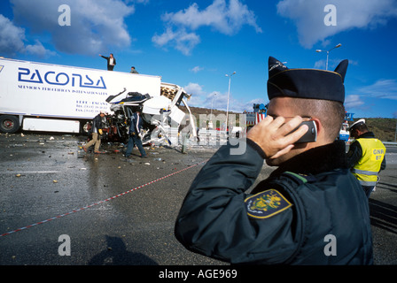 Agent de police portugais sur un téléphone mobile dans les lieux d'un accident sur l'autoroute, près de la frontière Espagnole Banque D'Images