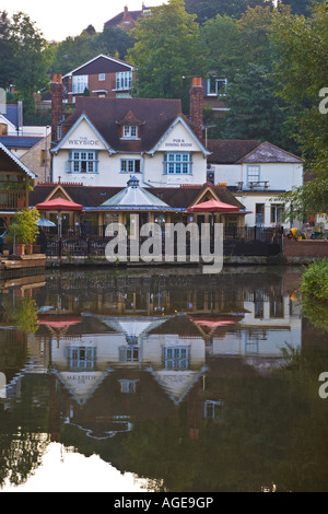 Le Weyside public house sur les rives de la rivière Wey à Guildford, Surrey, Grande-Bretagne UK 2007 Banque D'Images