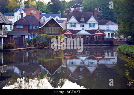 Le Weyside public house sur les rives de la rivière Wey à Guildford, Surrey, Grande-Bretagne UK 2007 Banque D'Images