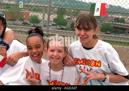 Les amis de 11 ans, lors de l'assemblée annuelle Célébration de Cinco de Mayo. St Paul Minnesota USA Banque D'Images