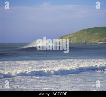 Vague de surf classique spectaculaire à la rupture avec la baie de Croyde spray vent venant du haut de la North Devon, Angleterre Banque D'Images