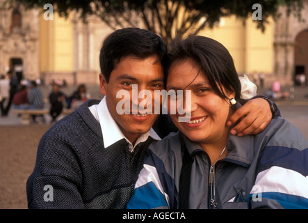 2, 2, les Péruviens, homme, femme péruvienne, homme et femme, couple, ami et amie, la Plaza Mayor, de la ville de Lima, Lima, Pérou Province Banque D'Images