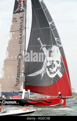 Les Pirates de l'équipe de l'approche Caribian d'arrivée de la Volvo Ocean Race 2005 2006 Banque D'Images