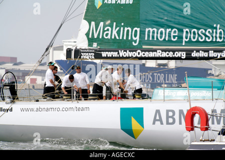 Team Abn Amro s'approchant d'arrivée de la Volvo Ocean Race 2005 / 2006 Banque D'Images