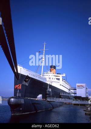 La Reine Mary, l'art déco 1936 paquebot Cunard et Scorpion sous-marin russe amarré à Long Beach, Californie Banque D'Images