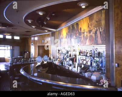 1936 Cunard paquebot Queen Mary's Bar d'observation, de l'art déco murale avec bar à cocktails semaine jubilaire par Alfred R Thompson Banque D'Images