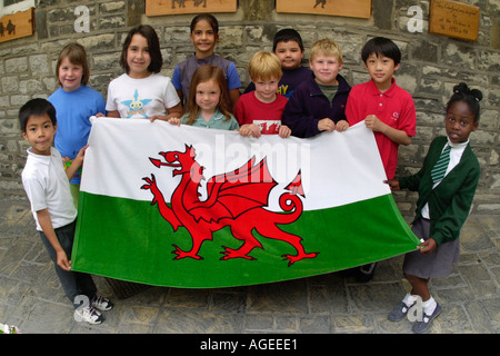 Les élèves de l'école primaire Albert Penarth Vale of Glamorgan se réunissent autour de la Red Dragon Wales UK Banque D'Images