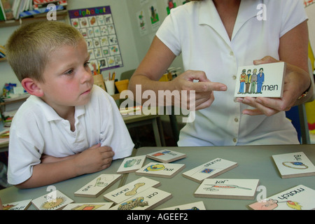 Royaume-uni l'école primaire. En utilisant des marionnettes et des cartes pour soutenir l'enseignement de la rime et l'allitération en école primaire en France Banque D'Images